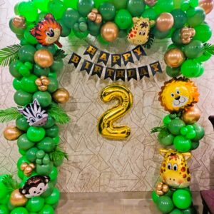 Jungle theme balloon decoration in Jaipur for kids’ birthday parties. Beautiful green balloon arch with animal foil balloons and premium finish.